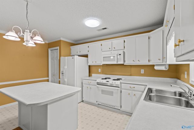 377 Cherry Street NW, Hartselle, AL 35640