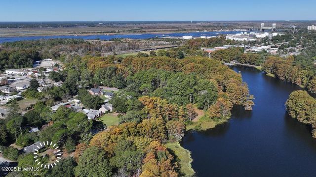 1884 W Lake Shore Drive, Wilmington, NC 28401