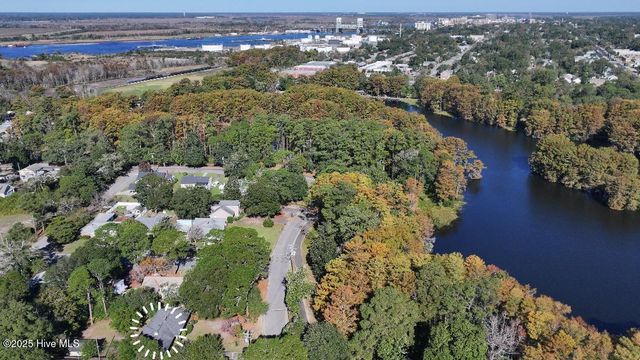 1884 W Lake Shore Drive, Wilmington, NC 28401