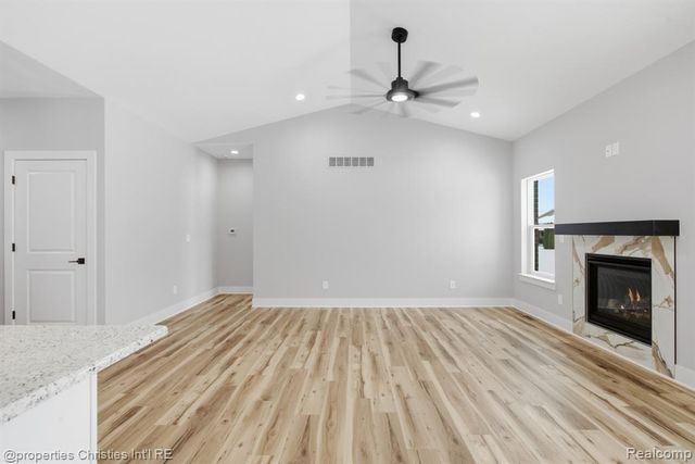 23150 Waterview Drive, New Boston, MI 48164