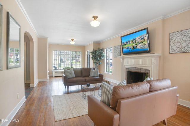 2542 Meadowwood Drive, Toledo, OH 43606