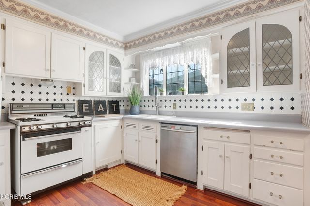 2542 Meadowwood Drive, Toledo, OH 43606