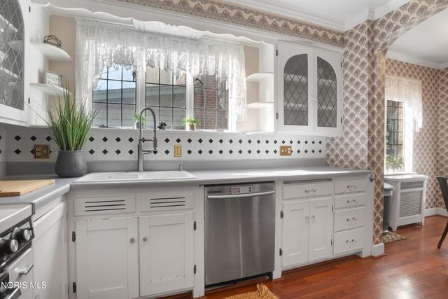 2542 Meadowwood Drive, Toledo, OH 43606