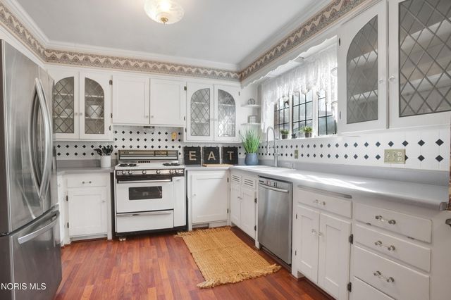 2542 Meadowwood Drive, Toledo, OH 43606