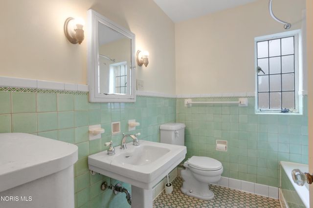 2542 Meadowwood Drive, Toledo, OH 43606