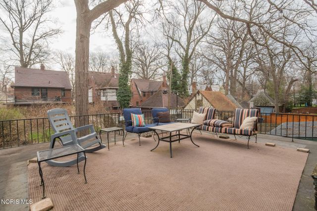 2542 Meadowwood Drive, Toledo, OH 43606