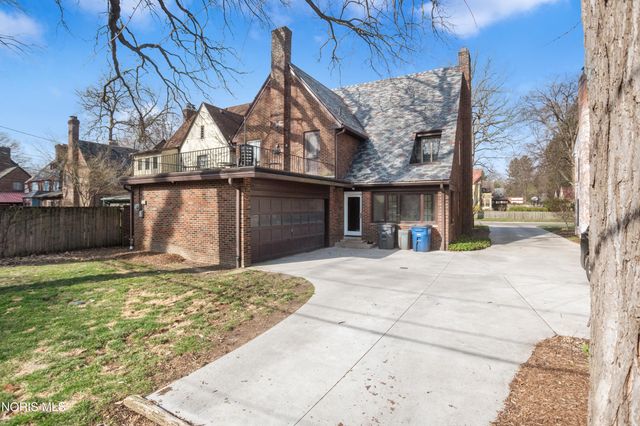 2542 Meadowwood Drive, Toledo, OH 43606