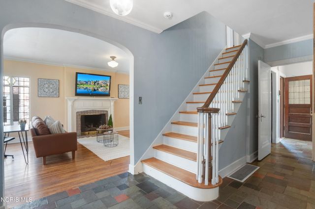 2542 Meadowwood Drive, Toledo, OH 43606