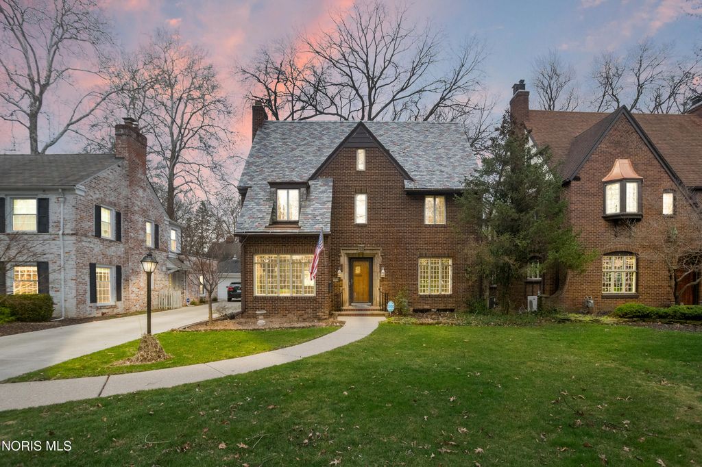 2542 Meadowwood Drive, Toledo, OH 43606