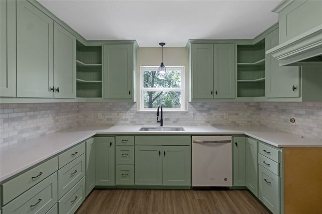6112 W Poly Webb Road, Arlington, TX 76016