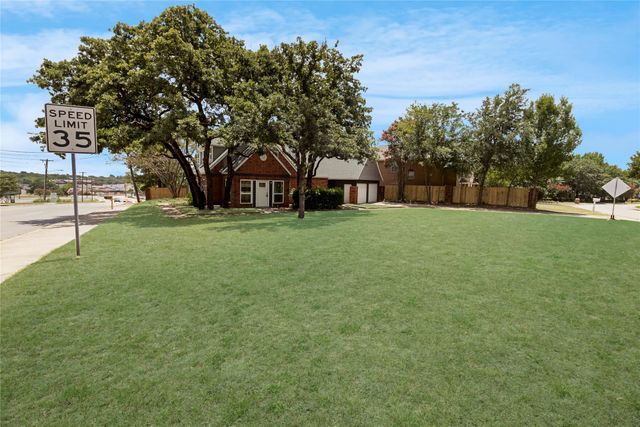 6112 W Poly Webb Road, Arlington, TX 76016