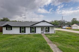602 E Forest Avenue, Shoreacres, TX 77571