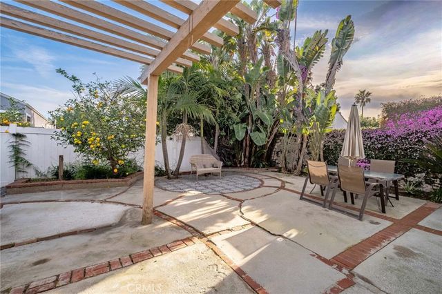 8819 Glider, Los Angeles, CA 90045