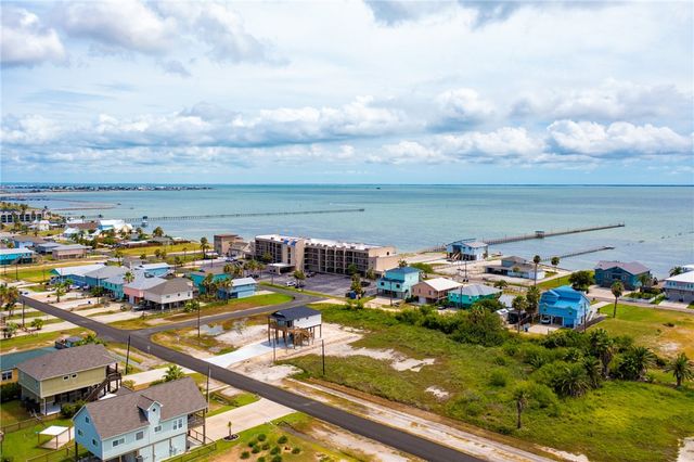 1112 S Magnolia St, Rockport, TX 78382