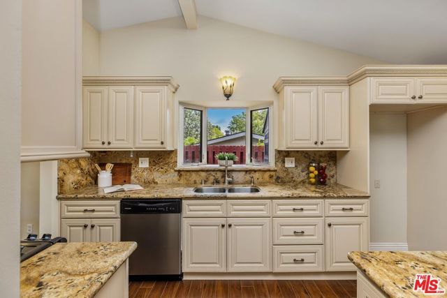 20411 Hatteras Street, Woodland Hills (los Angeles), CA 91367