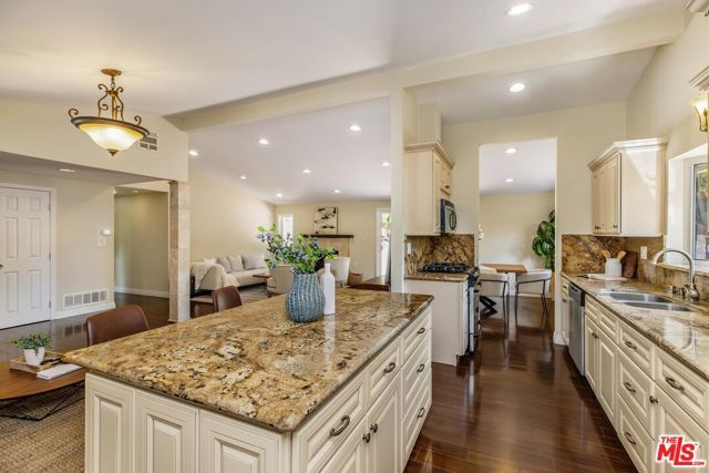 20411 Hatteras Street, Woodland Hills (los Angeles), CA 91367