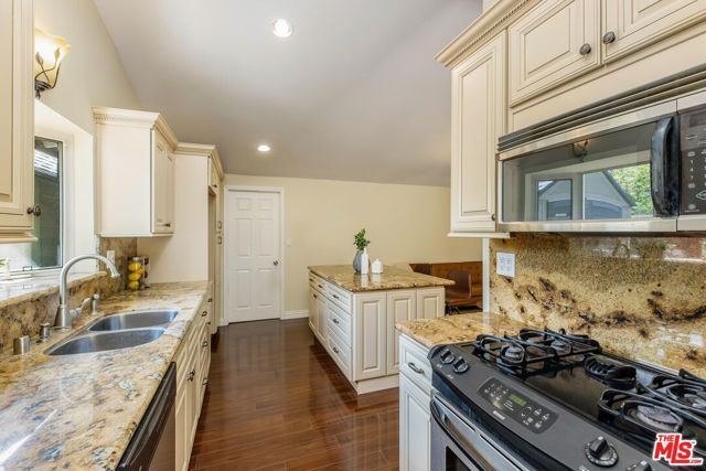 20411 Hatteras Street, Woodland Hills (los Angeles), CA 91367