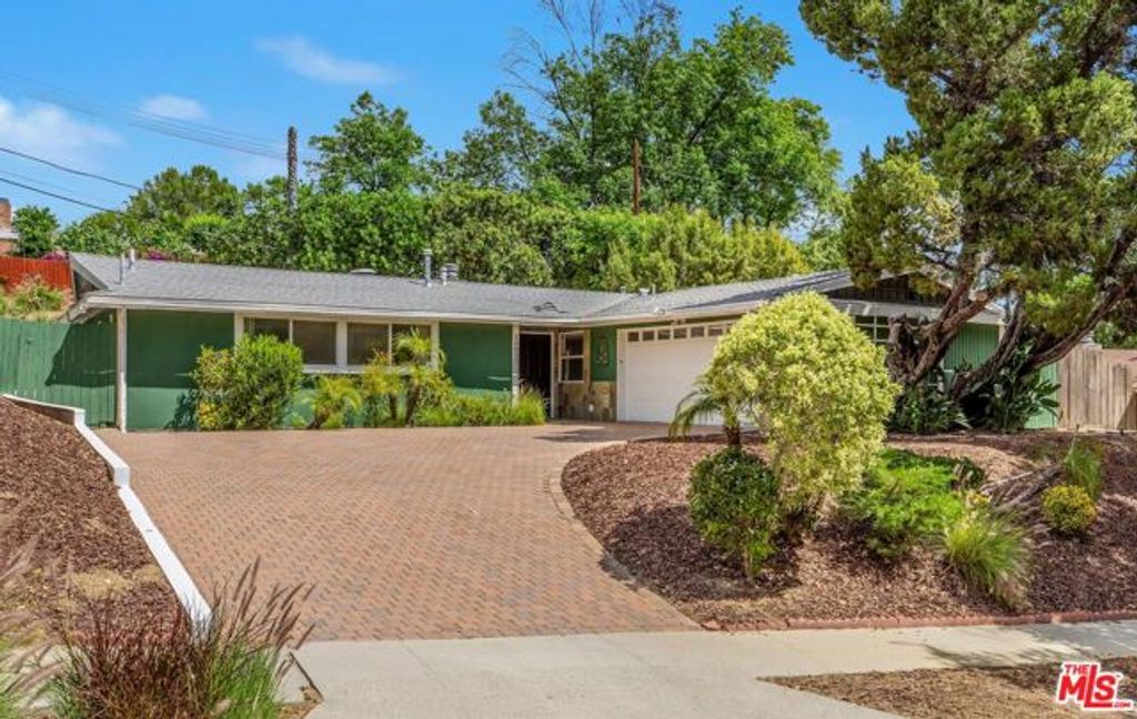 20411 Hatteras Street, Woodland Hills (los Angeles), CA 91367