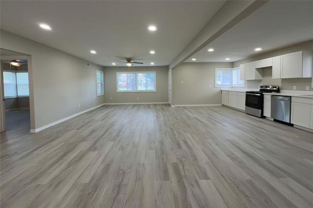 2214 5th Avenue N, Texas City, TX 77590