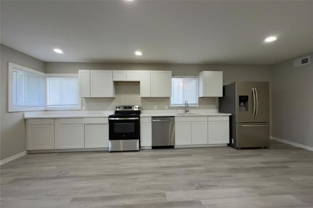 2214 5th Avenue N, Texas City, TX 77590