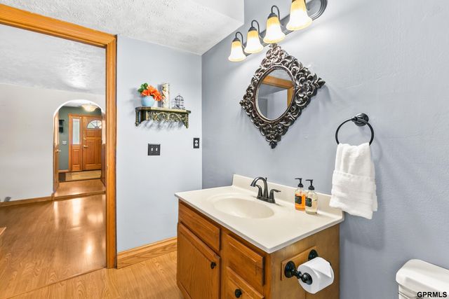 1432 S 136th Street, Omaha, NE 68144