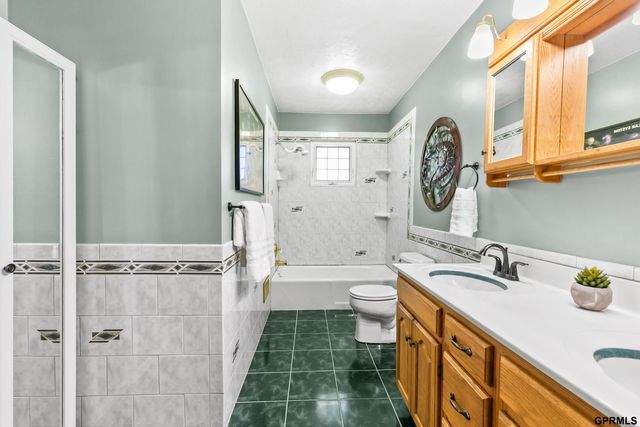 1432 S 136th Street, Omaha, NE 68144