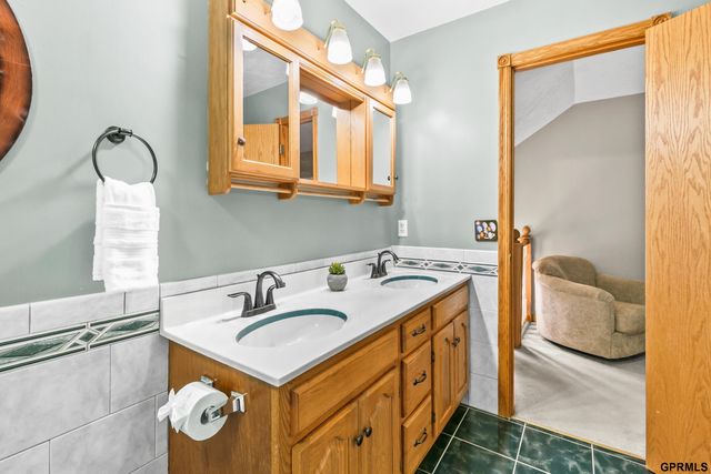 1432 S 136th Street, Omaha, NE 68144