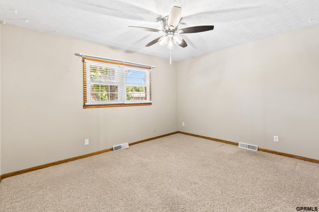 1432 S 136th Street, Omaha, NE 68144
