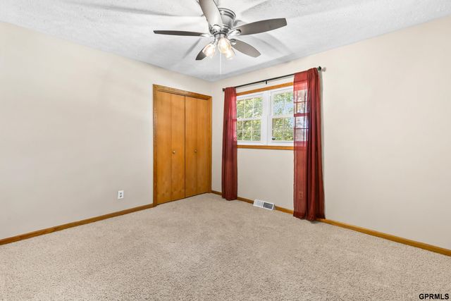 1432 S 136th Street, Omaha, NE 68144