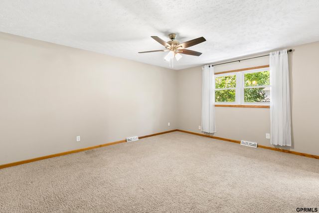 1432 S 136th Street, Omaha, NE 68144