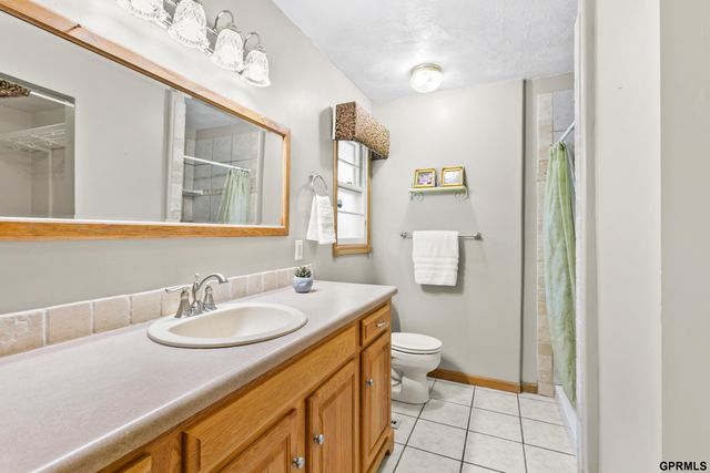 1432 S 136th Street, Omaha, NE 68144