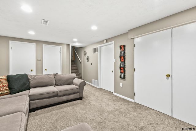 1432 S 136th Street, Omaha, NE 68144