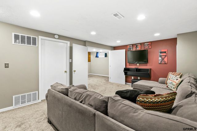 1432 S 136th Street, Omaha, NE 68144