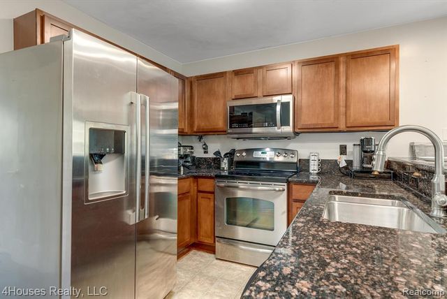 654 Lydia Lane 48, Pontiac, MI 48341