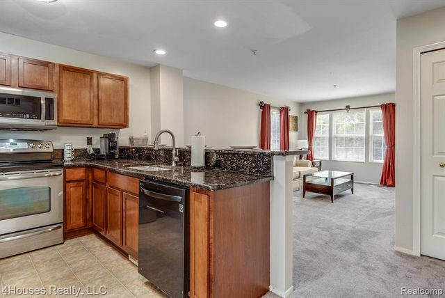 654 Lydia Lane 48, Pontiac, MI 48341
