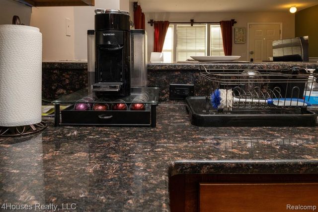 654 Lydia Lane 48, Pontiac, MI 48341