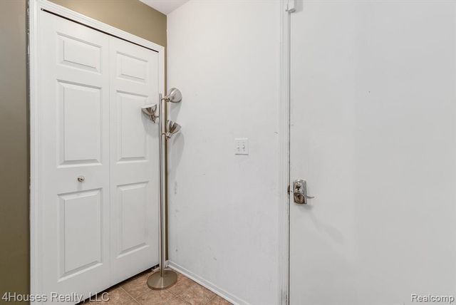 654 Lydia Lane 48, Pontiac, MI 48341