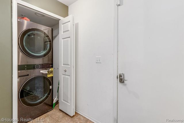 654 Lydia Lane 48, Pontiac, MI 48341