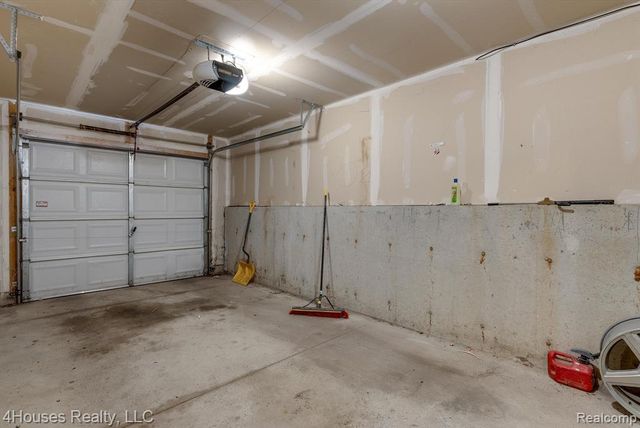 654 Lydia Lane 48, Pontiac, MI 48341