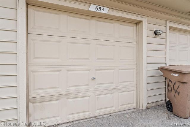 654 Lydia Lane 48, Pontiac, MI 48341