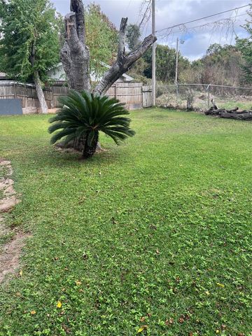 1303 Red Bud Ln Lane, La Marque, TX 77568