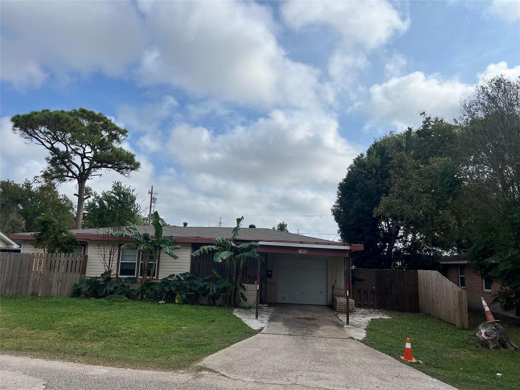 1303 Red Bud Ln Lane, La Marque, TX 77568