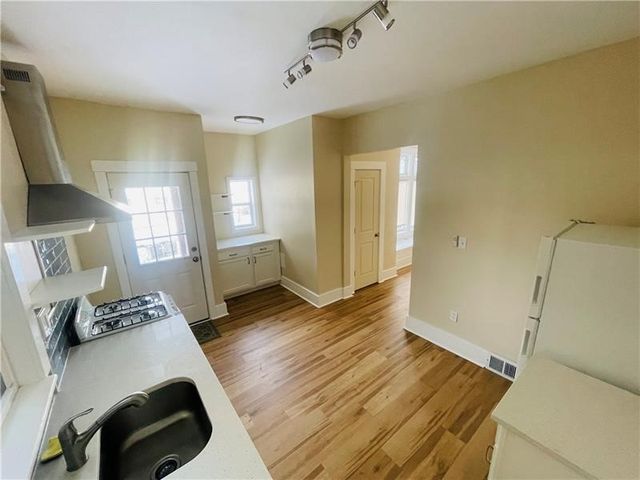 5835 Douglas St 1, Squirrel Hill, PA 15217