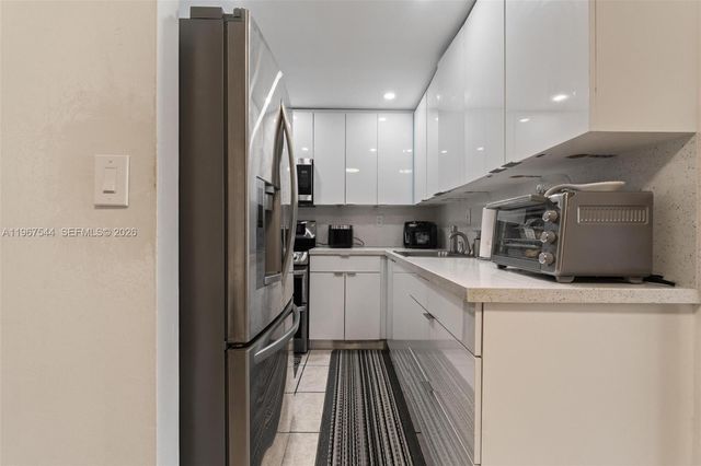 606 W 81st St 302, Hialeah, FL 33014