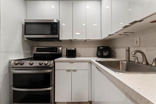 606 W 81st St 302, Hialeah, FL 33014