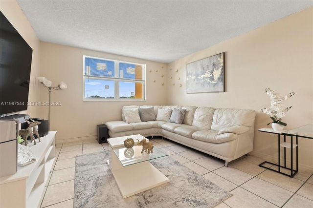 606 W 81st St 302, Hialeah, FL 33014