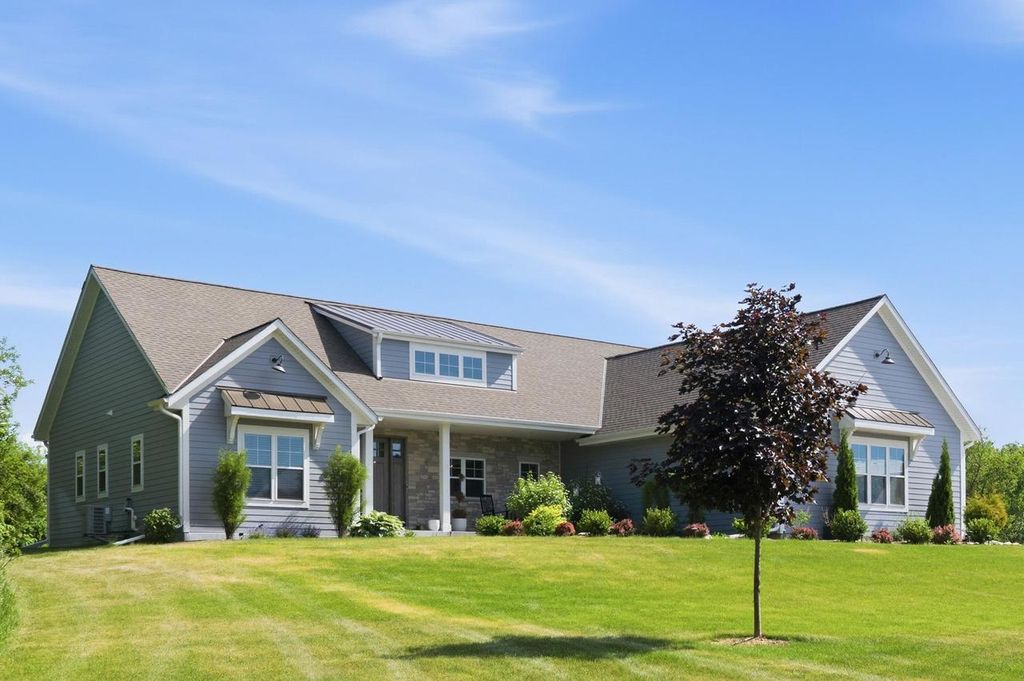 N52W30587 Moraine DRIVE, Hartland, WI 53029