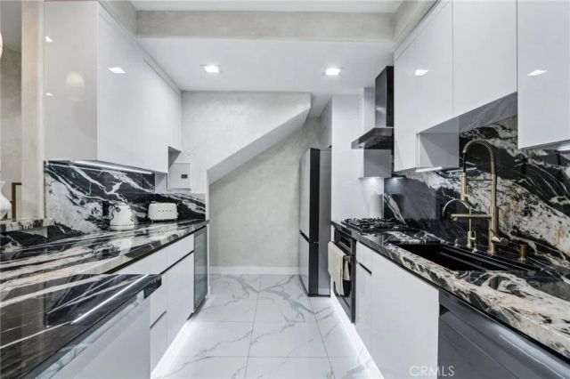 10659 Bloomfield Street, Toluca Lake, CA 91602