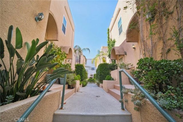 10659 Bloomfield Street, Toluca Lake, CA 91602