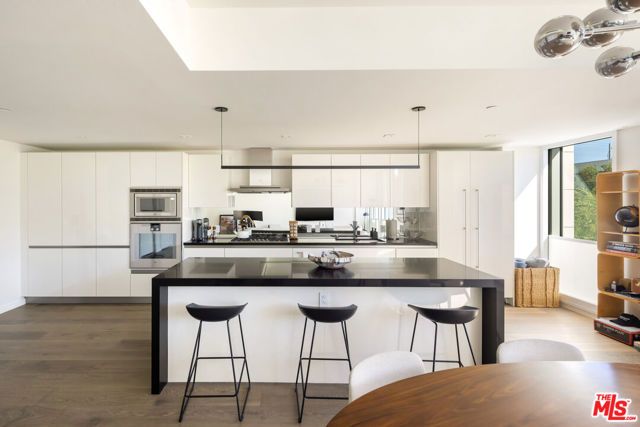 9000 W 3rd Street 208, Los Angeles, CA 90048